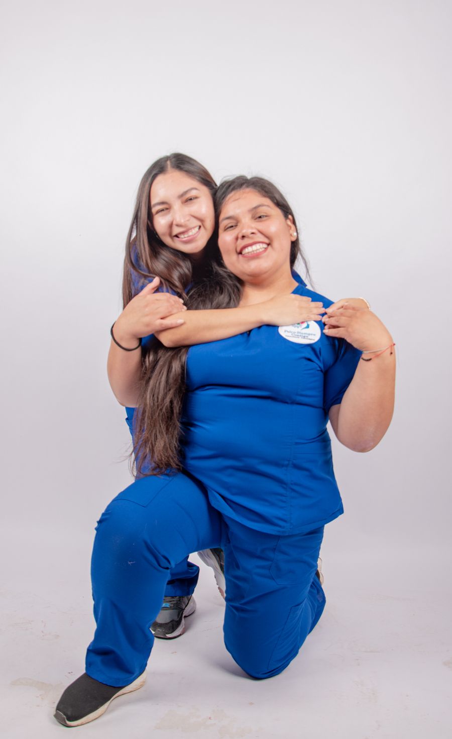 Deux infirmières souriantes en tenue de soins